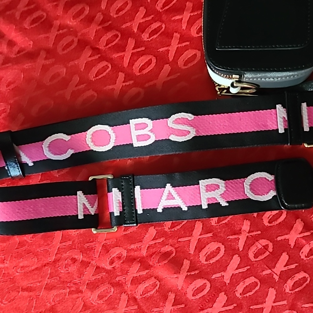 Marc Jacobs snapshot bag. Comes with pink bag strap. - Picture 4 of 6
